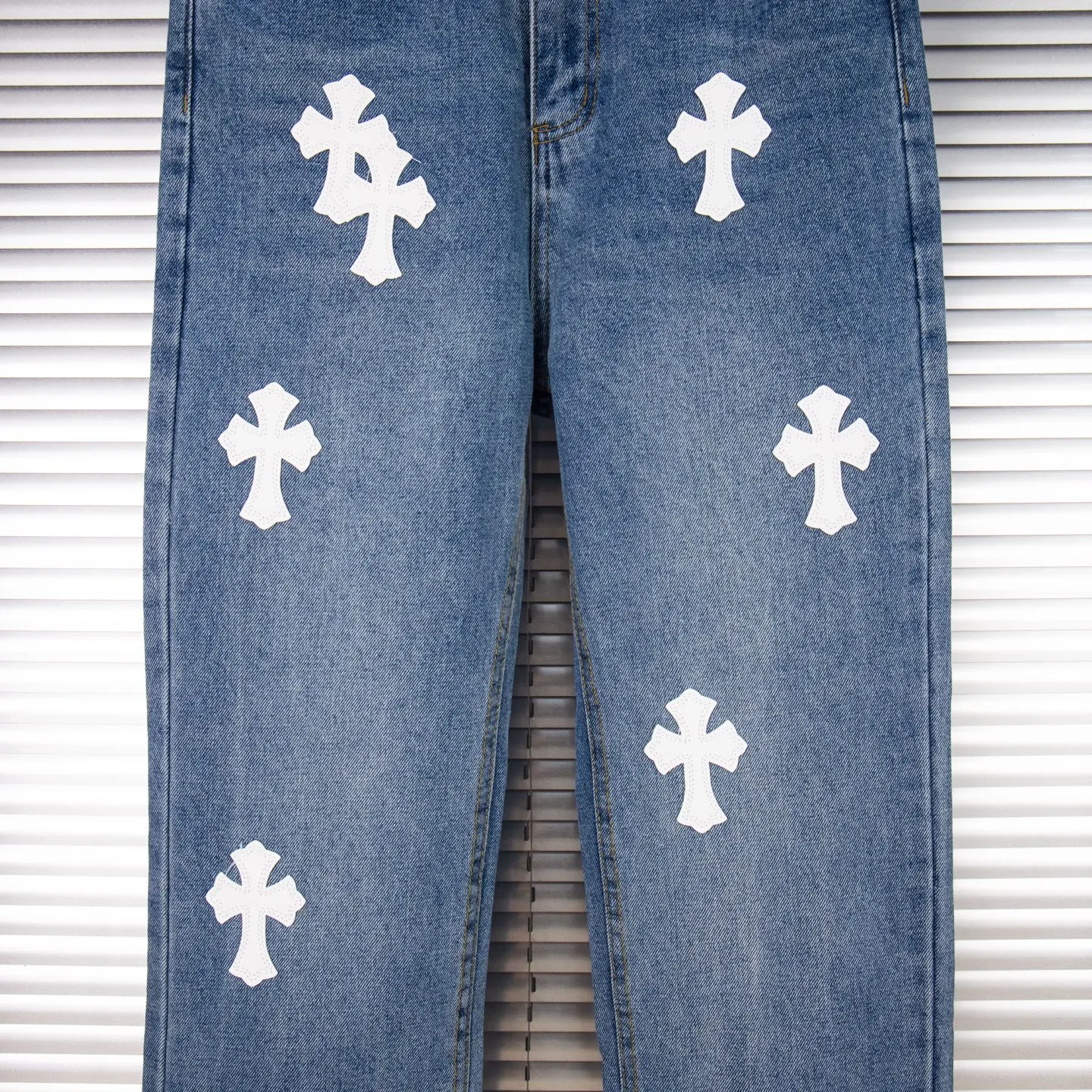 P210 Chrome Hearts jeans, blue and white leather. As we all know, chromehearts jeans use vintage Levis jeans as the base for creation. They usually add their own unique silver buckles and silver ornaments, plus leather embellishments. This is what doubles the value of these vintage jeans. Because the base is vintage jeans, the jeans themselves have become very soft and comfortable after years of baptism. This can be distinguished from ordinary jeans. Regarding the size, you should also refer to the pants data. Style number: 1780# Size: 28 30 32 34 36
